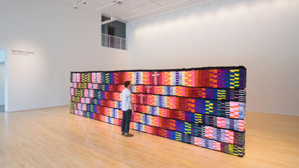 Instalaciones de texturas hechas con objetos cotidianos