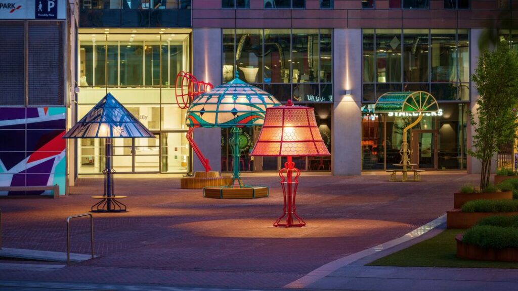 5 lámparas clásicas sobredimensionadas iluminan una plaza de Manchester