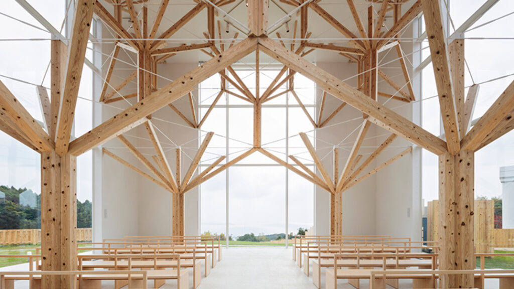 Diseños de inspiración natural: una capilla japonesa hecha de estructuras-árbol